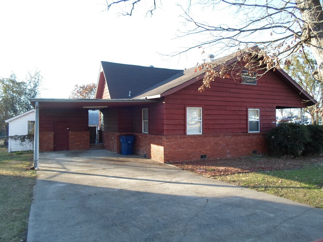 Primary Photo - 1400 S 16th St