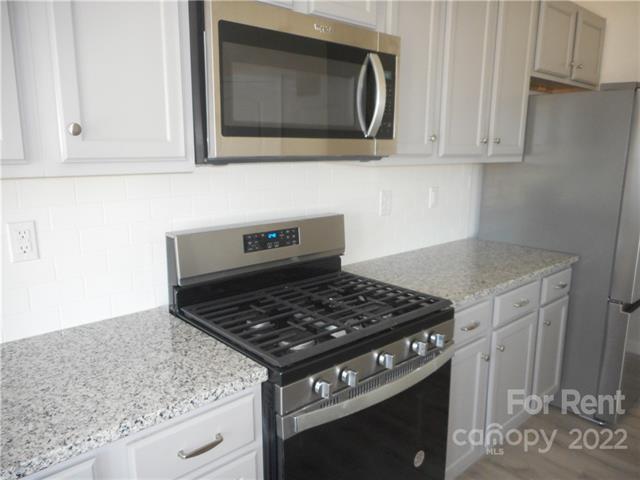 Building Photo - 3058 Eastcott Ave