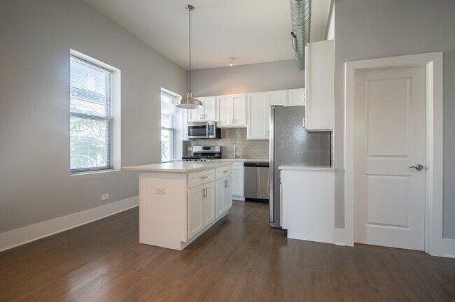 Foto del edificio - 3 bedroom in Chicago IL 60608