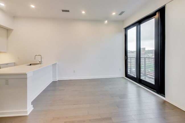 Foto del edificio - Top floor residence in elevator building with sweeping views.