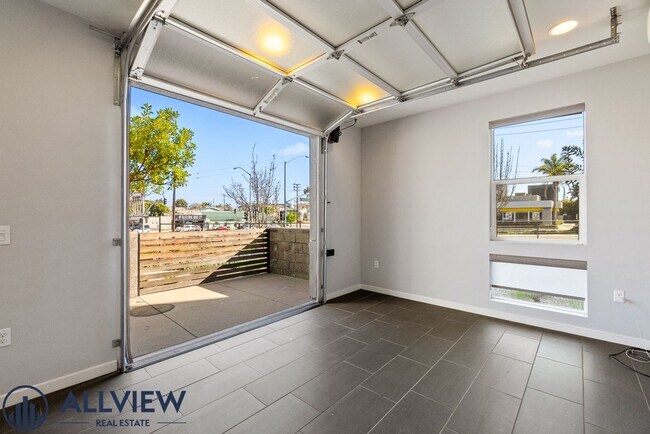 Foto del edificio - Beautiful three story live/work townhome i...