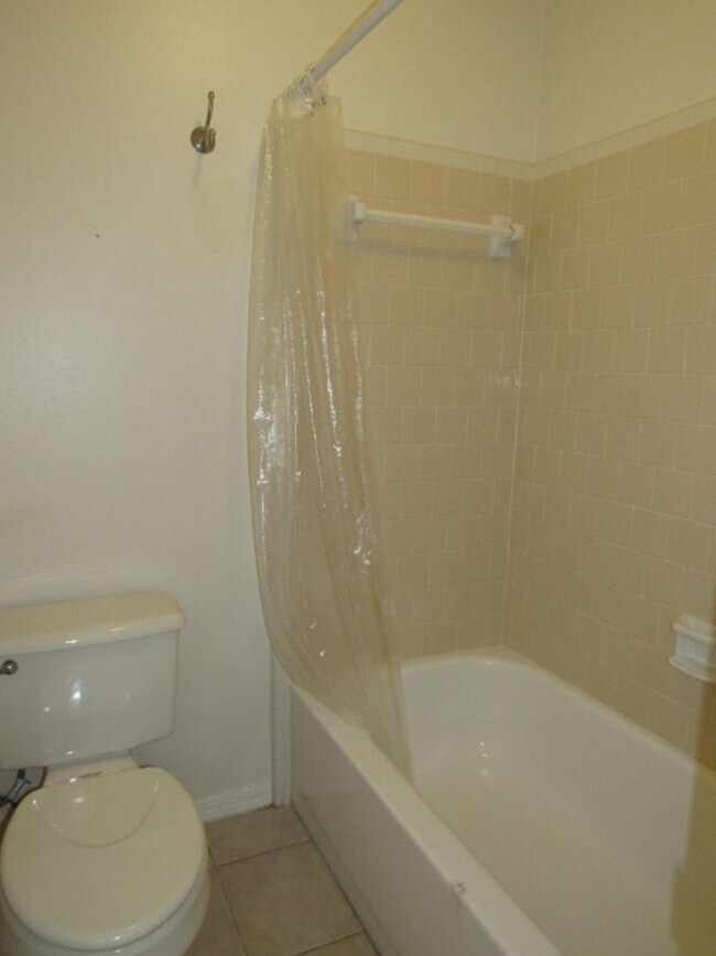 Building Photo - Convenient to Navy Federal & Pine Forest/N...