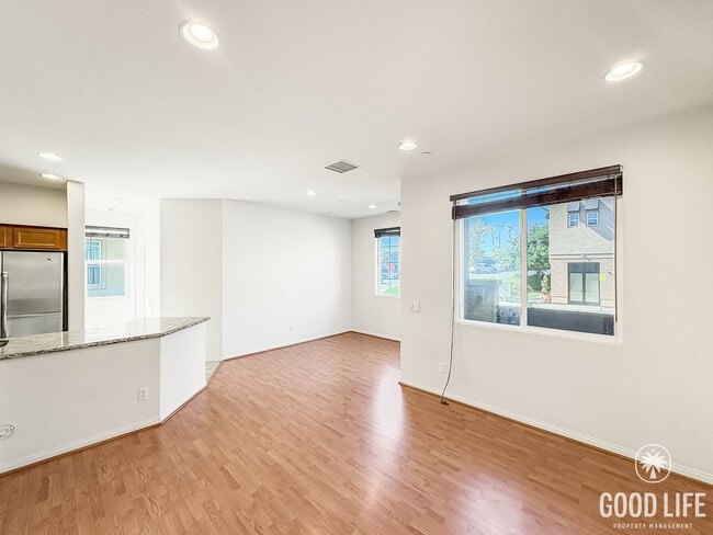 Building Photo - Beautiful 3B/3BA Townhome in Gated Communi...