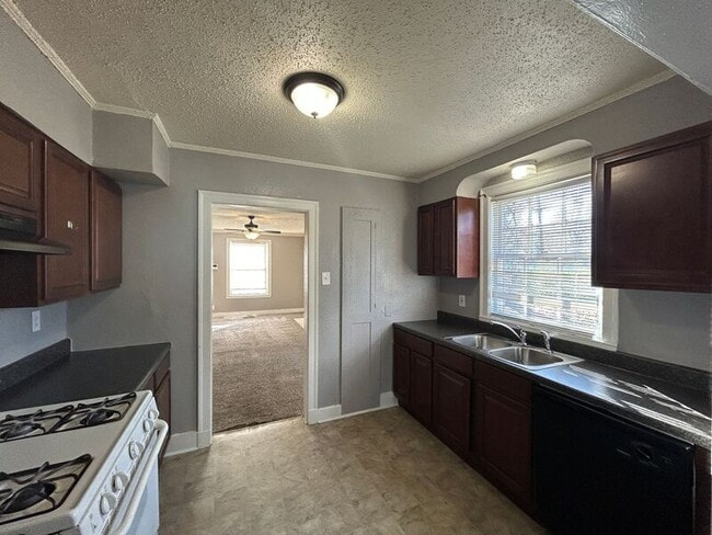 Building Photo - 2664 Kimball Ave