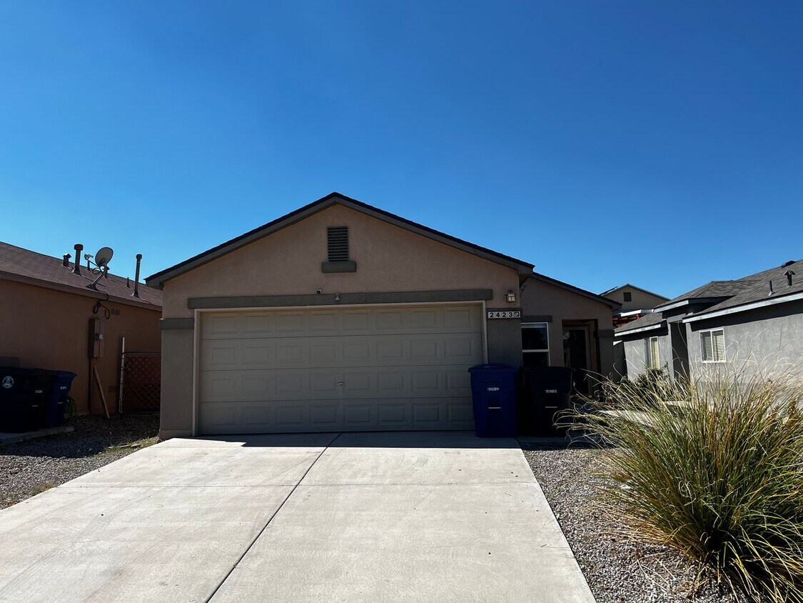 Foto principal - Beautiful 3 bedroom 2 bathroom home.