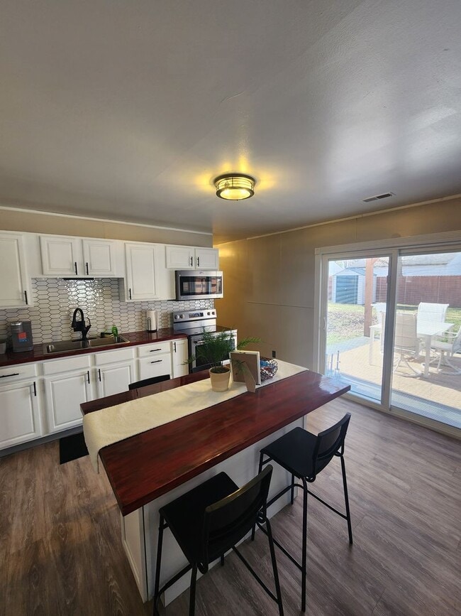 Foto del edificio - 3 bedroom 1 bath house