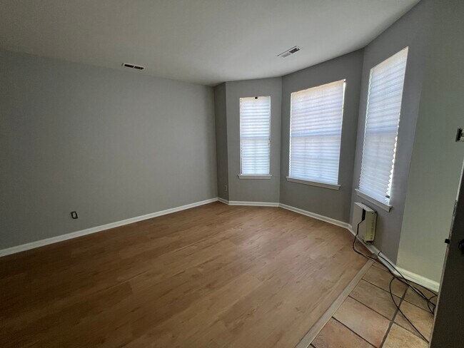 Foto del edificio - 70 Hopewell Ln