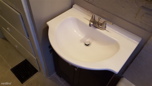 Foto del edificio - 1 br, 1 bath Triplex - 1282 Linwood Ave B