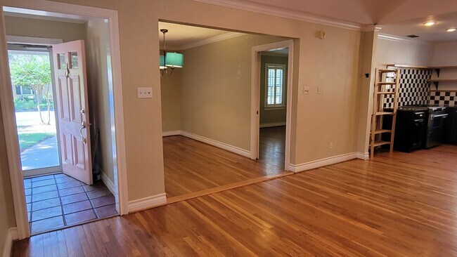 Foto del edificio - PRE -LEASING FOR AUGUST 1ST! Great College Rental! Beautiful Home Near Tech Campus!!