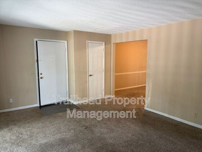 Foto del edificio - 5801 Woodson Dr