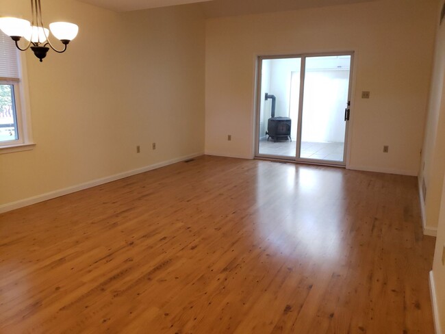 Building Photo - 3 Bedroom, 2 Bath, Sun room and 1 car gara...