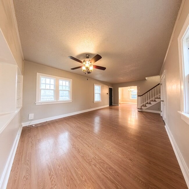 Building Photo - Beautiful 3 bedroom 1 bathroom home