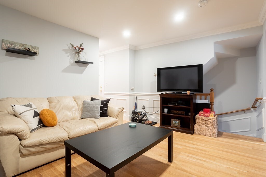 Primary Photo - 129 M St