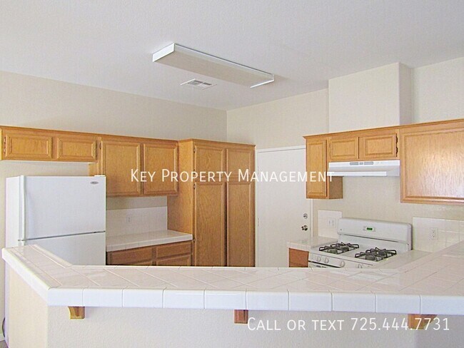 Foto del edificio - 3 BEDROOM 2.5 BATH TOWN HOME NEAR LAKE MEA...