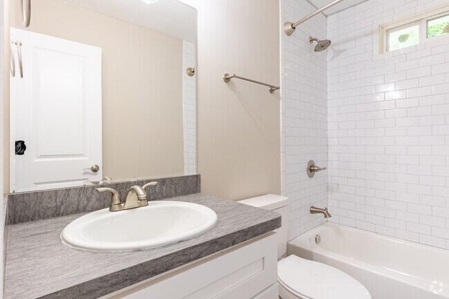 Baño de 2BR, 1BA y 900SF - Langley Place