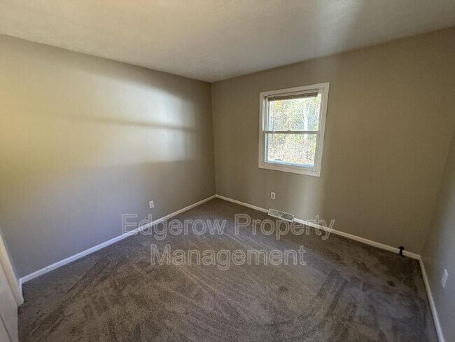 Building Photo - 3543 Wedgewood Dr SW
