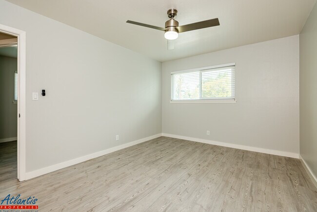 Building Photo - 283 E Reed St