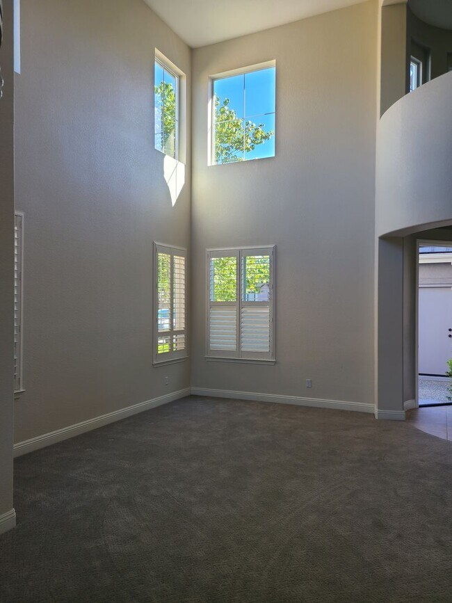 Foto del edificio - 4 Bdrm, 3 Bath on Empire Ranch Golf Course