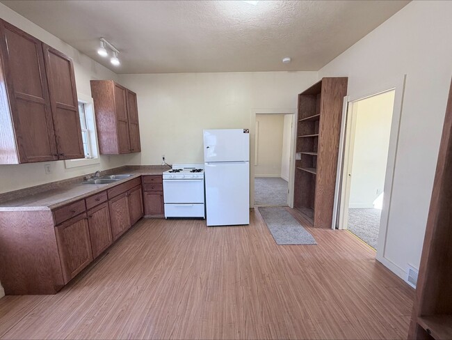 Building Photo - 2 bed 1 bath House for rent!