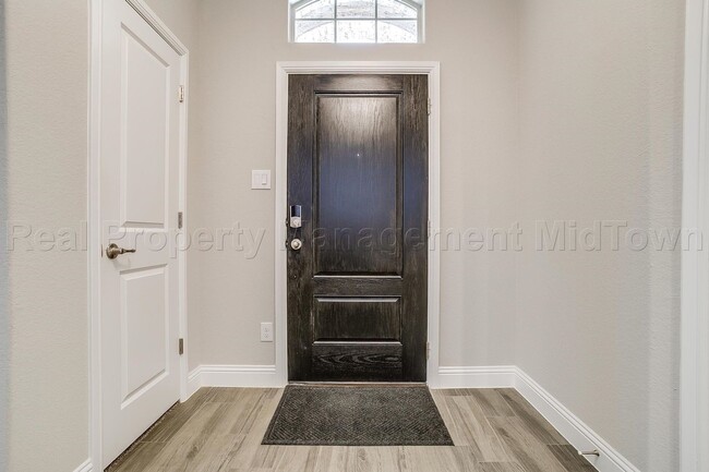 Foto del edificio - CHARMING, 2022 NEWLY BUILT BEAUTIFUL 4 BD,...