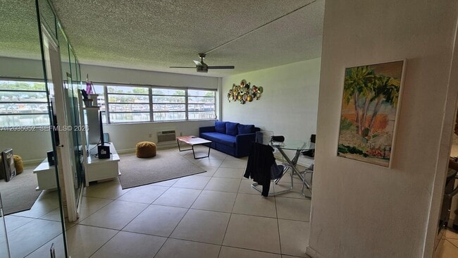 Building Photo - 220 Kings Point Dr