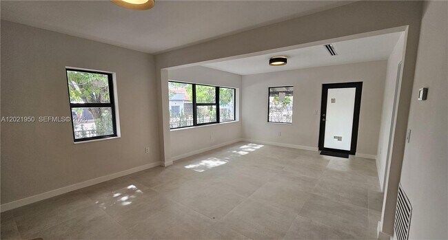 Foto del edificio - 424 NE 63rd St