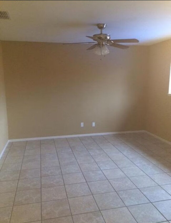 Foto del edificio - Nice home with a pool for rent in Visalia!