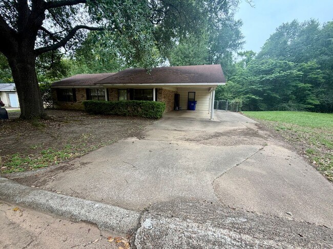 Building Photo - 224 Woodland Cir