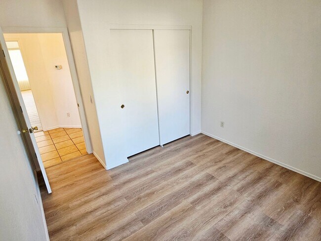 Building Photo - 1725 W Tumbleweed Ln