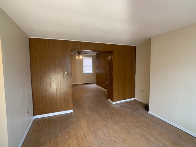 Foto del edificio - Great 2 bed 2 bath with bonus attic space house located steps from shopping.