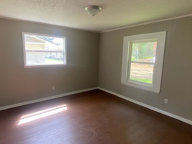 Foto del edificio - Renovated 2 Bedroom 1 Bath Unit for Rent!