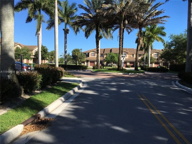 Foto del edificio - 3338 Lakeside Dr