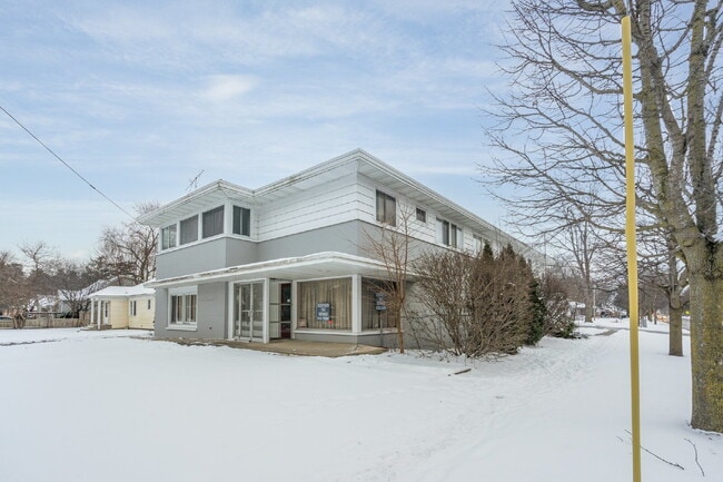 Building Photo - Efficiency Rental Available Immediately! $...