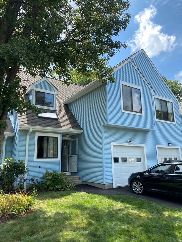 19 Woods Run, Farmington, CT 06032 Townhome Rentals in Farmington CT