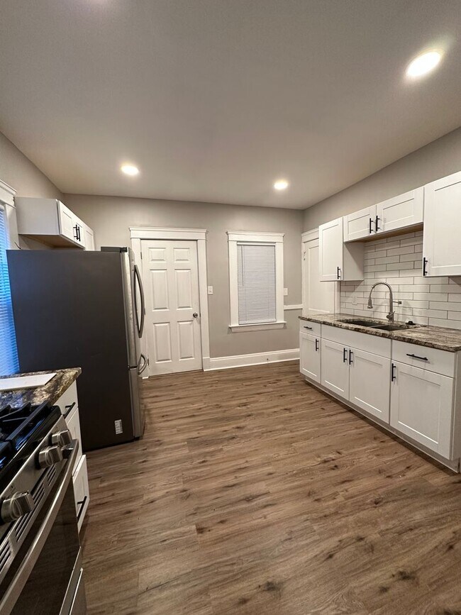 Foto del edificio - West Side 4-Bed UPDATED Single-Family - Av...