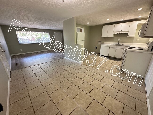Building Photo - 3 Bed 1 bath