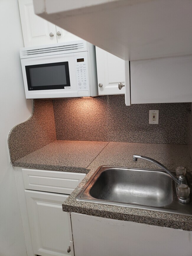 Building Photo - 30 E 81st St