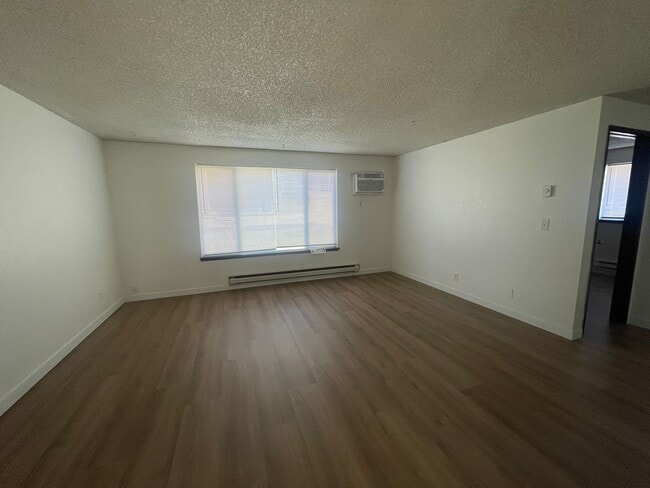 Building Photo - Adorable Remodeled 3 Bedroom Unit Centrall...