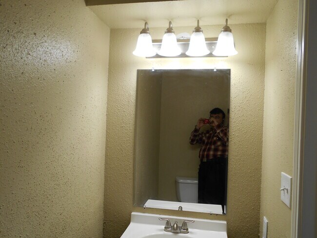 Foto del edificio - 6321 Cattails Ln