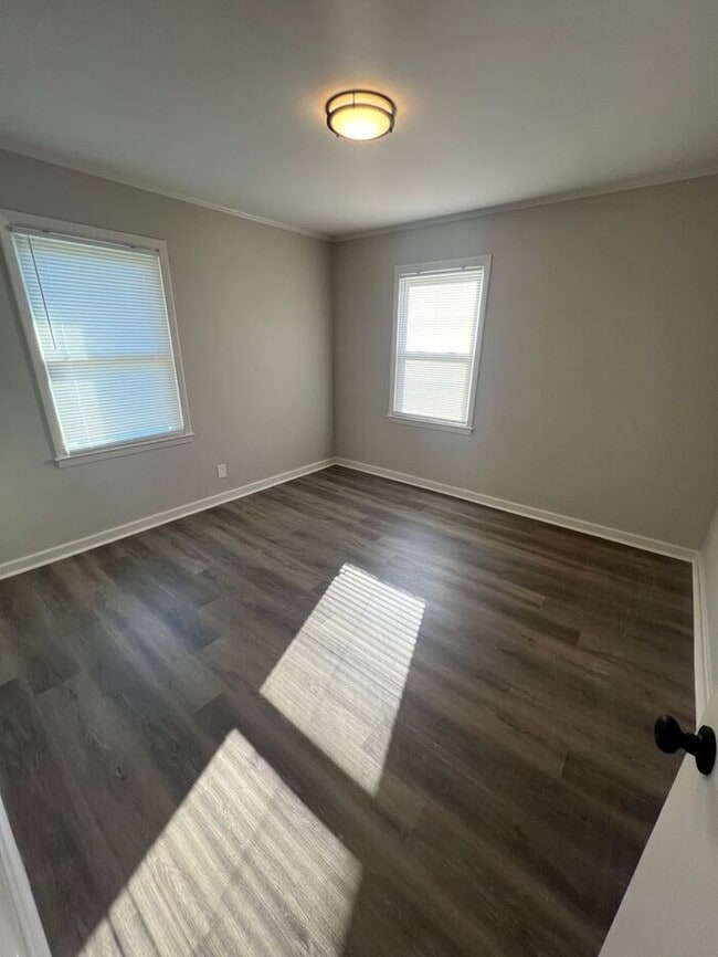 Building Photo - BEAUTIFULLY RENOVATED 2BRM 1BTH HOME MINUT...