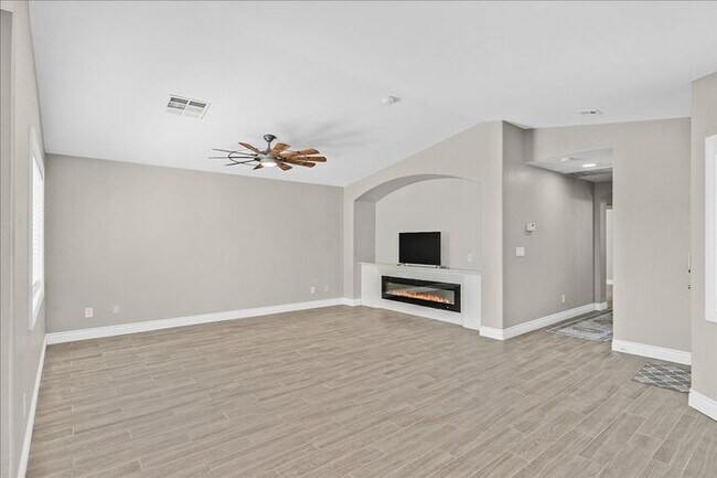 Foto del edificio - Stunning 3-Bedroom Townhome with Spacious Backyard & Fireplace