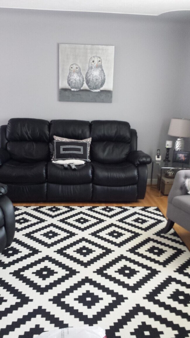 Photo du bâtiment - 4 Bed 2 Bath Unit in Red Deer, AB