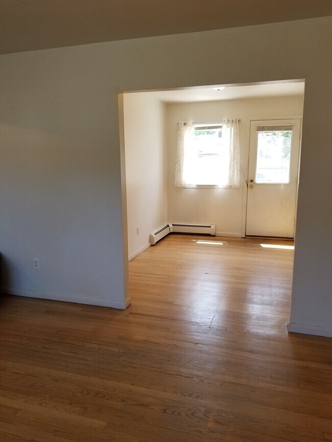 Comedor/Sala de conversión: 11 x 8’ - 123 Meyer Oval