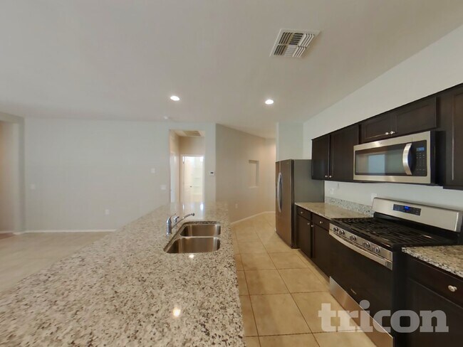 Foto del edificio - 30962 W Cheery Lynn Rd