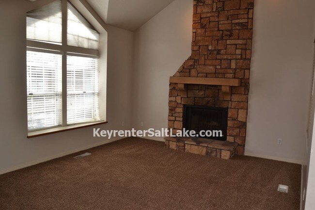 Building Photo - 744 E Shady Tree Ct