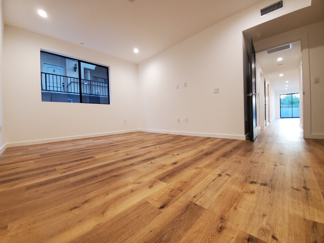Foto principal - 5022 Whitsett Ave