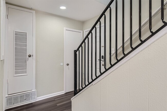 Building Photo - 2808 Skyway Cir
