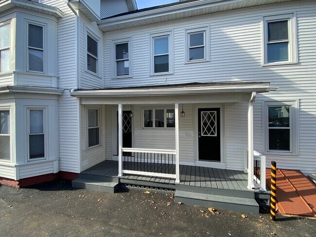 Building Photo - 7 Benton St