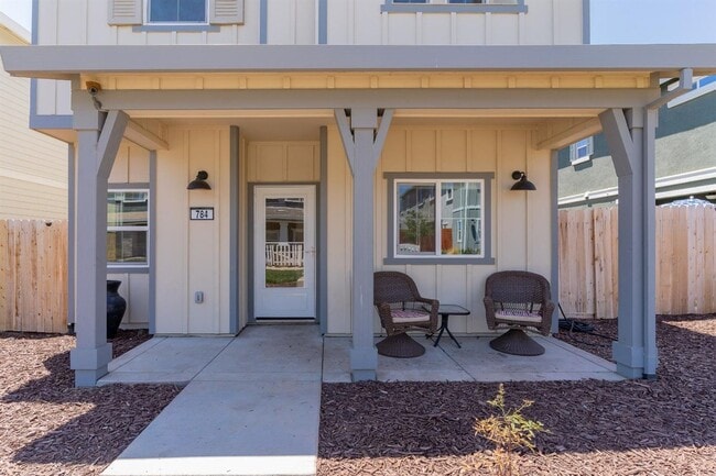 Foto del edificio - Newer home in beautiful Winters!