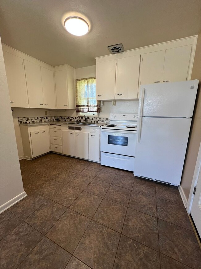 Foto del edificio - 2 Bedroom, 1 Bathroom Duplex